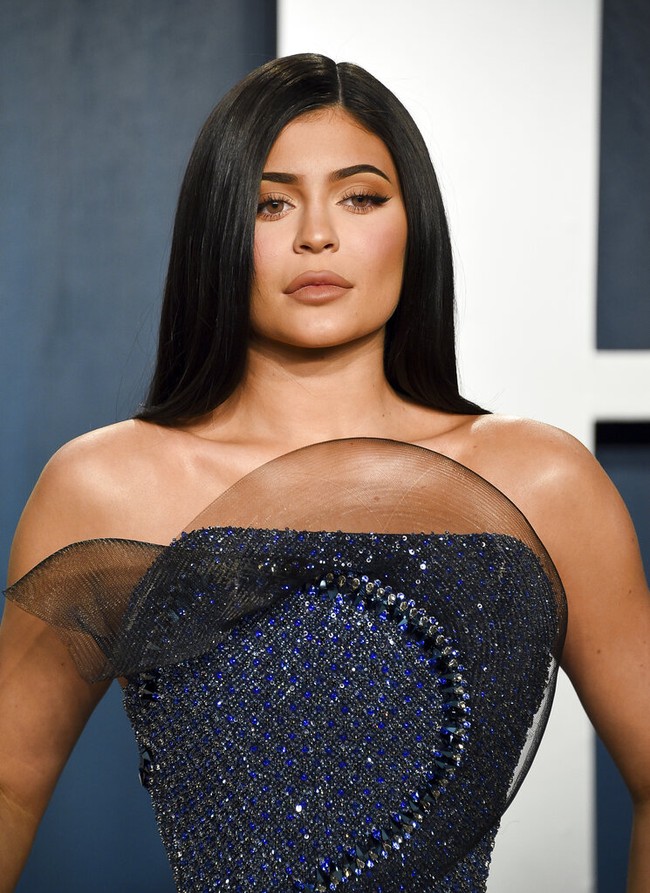 Kylie Jenner identik dengan penampilan glamour. Alis yang dibuat tinggi, extension bulu mata yang tebal hingga pulasan contouring yang tebal hingga mampu mengubah garis wajah aslinya. Foto: Evan Agostini/Invision/AP