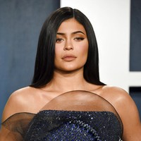 Kylie Jenner identik dengan penampilan glamour. Alis yang dibuat tinggi, extension bulu mata yang tebal hingga pulasan contouring yang tebal hingga mampu mengubah garis wajah aslinya. Foto: Evan Agostini/Invision/AP