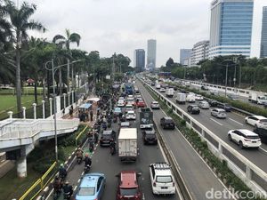 Massa Buruh Bubar, Lalin Depan DPR Mulai Terurai