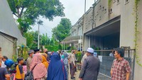 Ledakan ini awalnya didengar oleh saksi sekaligus tetangga rumah tersebut. Saksi kemudian mengintip lewat jendela dan melihat kepulan asap (Dok.Polisi)