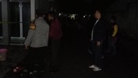 Saksi kemudian membangunkan keponakan sambil membawa ember berisi air. Warga dan para santri juga bahu-membahu memadamkan api. (Dok.Polisi)