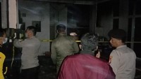 Setelah api padam, para saksi kemudian mengecek sumber api di dapur. Saat dicek, terdapat satu korban meninggal dunia. (Dok.Polisi)