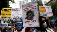 Selain itu, para demonstran juga membawa poster yang bertuliskan seruan untuk memboikot Olimpiade Musim Dingin di Beijing 2022.