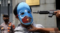Massa yang mengatasnamakan mahasiswa dan tergabung dalam Aliansi Mahasiswa Islam (AMI) menggelar aksi unjuk rasa di Kedutaan Besar China untuk Indonesia, di Jakarta, Jumat (14/1/2022).