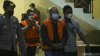 Untuk tersangka pemberi dijerat dengan Pasal 5 ayat (1) huruf a atau Pasal 5 ayat (1) huruf b atau Pasal 13 Undang-Undang Nomor 31 Tahun 1999 sebagaimana telah diubah dengan Undang-Undang Nomor 20 Tahun 2001 tentang Pemberantasan Tindak Pidana Korupsi (selanjutnya disebut UU Tipikor) juncto Pasal 55 ayat (1) ke 1 KUHP.