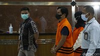 Sedangkan tersangka penerima dijerat Pasal 12 huruf (a) atau Pasal 12 huruf (b) atau Pasal 11 Undang-Undang Republik Indonesia Nomor 31 Tahun 199 tentang Pemberantasan Tindak Pidana Korupsi sebagaimana telah diubah dengan Undang-Undang Republik Indonesia Nomor 20 Tahun 2001 tentang Perubahan Atas Undang-Undang Nomor 31 Tahun 1999 tentang Pemberantasan Tindak Pidana Korupsi.