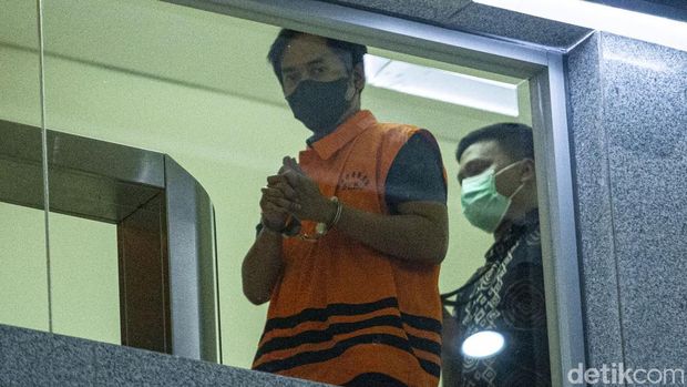 KPK menetapkan Bupati Penajam Paser Utara, Kalimantan Timur, Abdul Gafur Mas'ud sebagai tersangka.