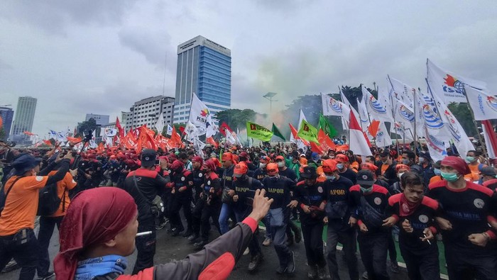 Massa buruh demo di depan Gedung DPR (Foto: Wildan/detikcom)