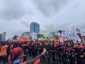 Massa Buruh Demo di DPR Tutup Jalan, Kendaraan Dialihkan ke Busway