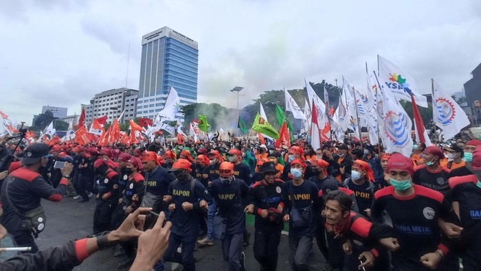 Massa buruh demo di depan Gedung DPR (Foto: Wildan/detikcom)