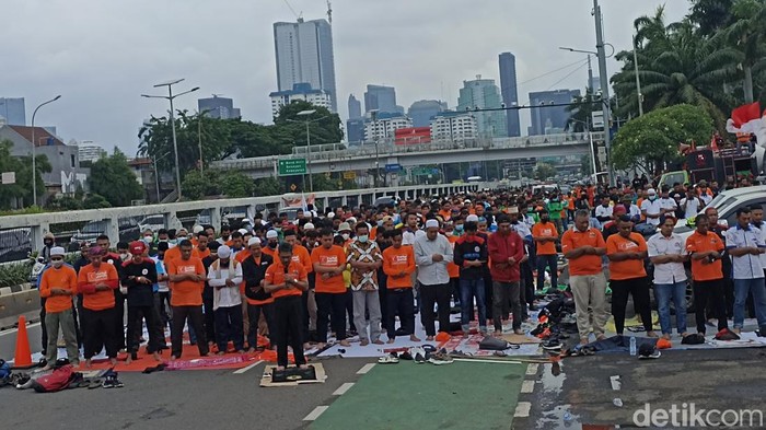 Massa buruh gelar salat Jumat di depan Gedung DPR
