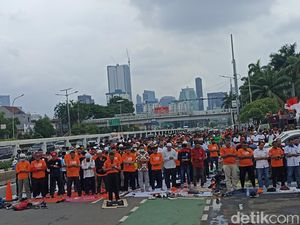 Momen Massa Buruh Gelar Salat Jumat di Depan Gedung DPR