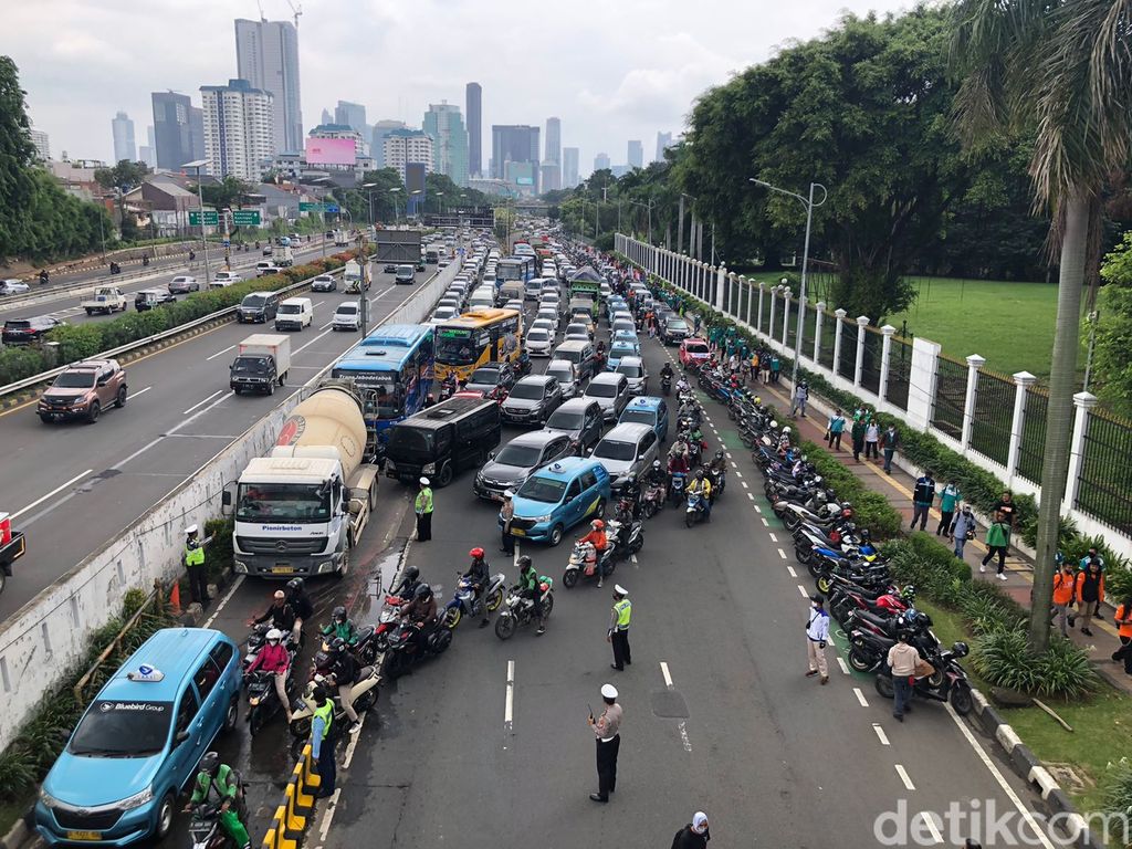Massa buruh yang berdemonstrasi di depan gedung DPR/MPR telah memuhi badan jalan. Akibatnya, kondisi lalu lintas menuju Grogol macet panjang. (M Hanafi A/detikcom)