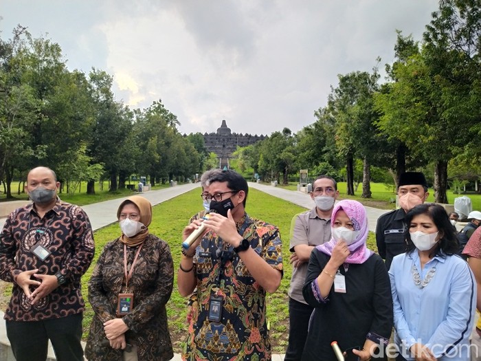Menparekraf Sandiaga Uno di Candi Borobudur
