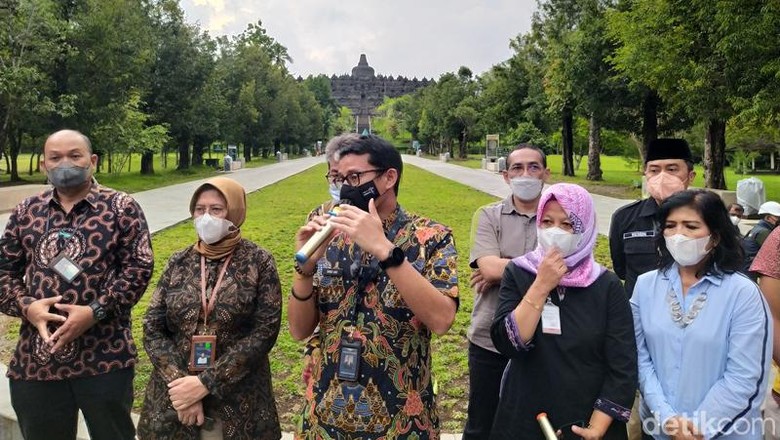 Menparekraf Sandiaga Uno di Candi Borobudur Menparekraf Sandiaga Uno di Candi Borobudur