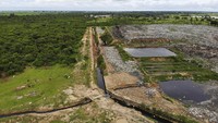 Potret udara tempat pembuangan sampah terbuka di mana para gajah liar mengais makanan. Gajah-gajah tersebut kehilangan habitat alaminya.
