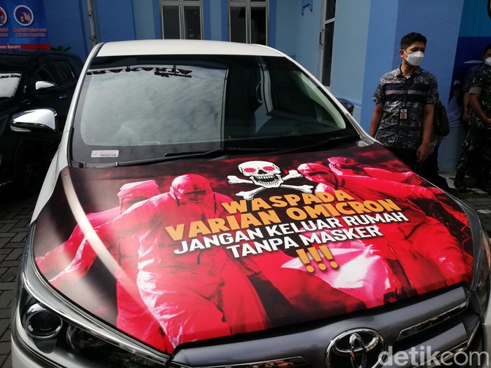 Mobil Dinas Walkot Solo Gibran Rakabuming Raka bergambar pesan waspada Omicron, Jumat (14/1/2022).