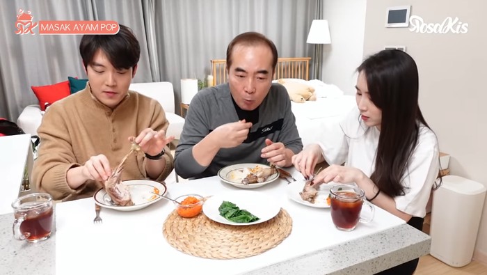 Orang Korea Masak Ayam Pop dan Mencicipinya