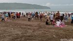 Wisatawan Tak Beranjak dari Pantai Pangandaran Usai Gempa Banten