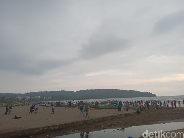 Gempa yang terjadi sekitar pukul pukul 16.05 sempat membuat wisatawan yang berada di tepian pesisir pantai Barat Pangandaran menjauh. (Aldi Nur Fadillah/detikcom) Gempa yang terjadi sekitar pukul pukul 16.05 sempat membuat wisatawan yang berada di tepian pesisir pantai Barat Pangandaran menjauh. (Aldi Nur Fadillah/detikcom)