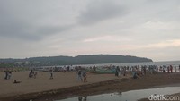 Gempa yang terjadi sekitar pukul pukul 16.05 sempat membuat wisatawan yang berada di tepian pesisir pantai Barat Pangandaran menjauh. (Aldi Nur Fadillah/detikcom)
