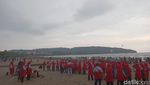 Wisatawan Tak Beranjak dari Pantai Pangandaran Usai Gempa Banten