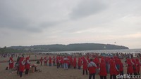Wisatawan yang ada di Pangandaran tidak terlalu panik saat terjadi gempa. Kendati begitu, sejumlah wisatawan terlihat menjauh dari tepi pantai. (Aldi Nur Fadillah/detikcom)