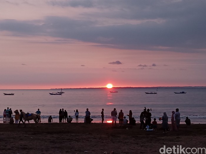 Pasca Gempa Banten, Aktivitas Wisatawan Saat Senja di Pantai Pangandaran Ramai Lagi