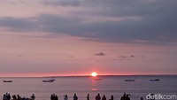 Saat situasi mulai tenang wisatawan kembali penuhi area pantai untuk melanjutkan aktivitas liburanya. (Aldi Nur Fadillah/detikcom)