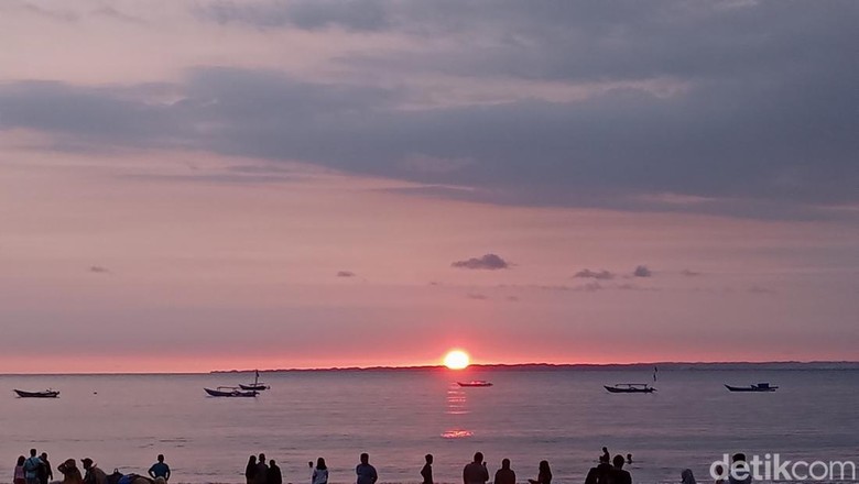 Pasca Gempa Banten, Aktivitas Wisatawan Saat Senja di Pantai Pangandaran Ramai Lagi Pasca Gempa Banten, Aktivitas Wisatawan Saat Senja di Pantai Pangandaran Ramai Lagi