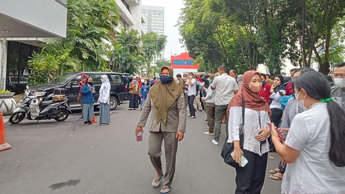 Pegawai Kantor Walkot Jakpus Berhamburan Saat Gempa Guncang Jakarta (Foto: Anggi/detikcom)