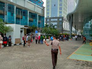 Penampakan Pegawai KKP Berhamburan karena Gempa Kencang di Jakarta