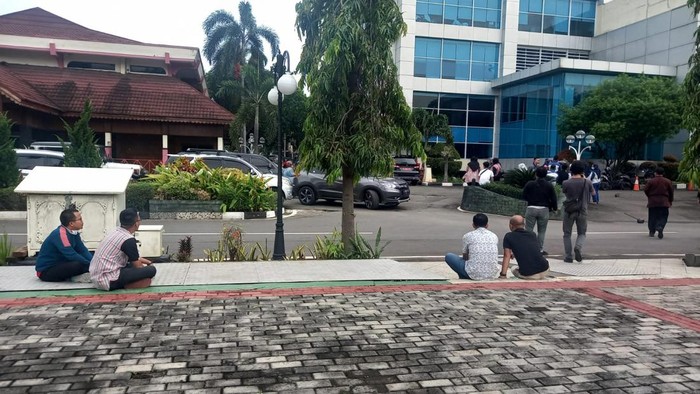 Pegawai Pemkot Bekasi berlarian saat gempa (Fakhri-detikcom)