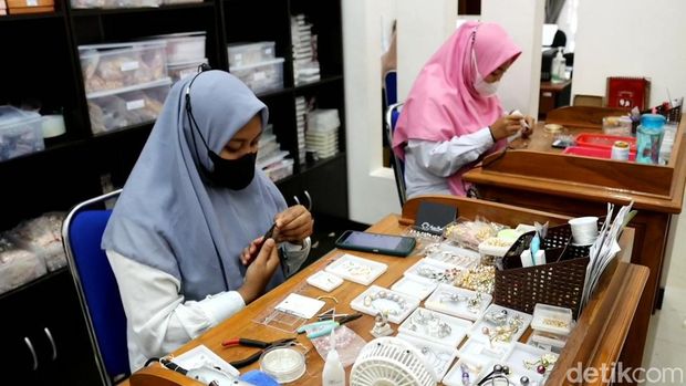 pejabat bank tinggalkan jabatan demi bisnis mutiara
