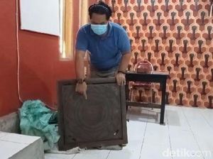 Sopir Angkot di Probolinggo Terekam CCTV Curi Besi Penutup Selokan