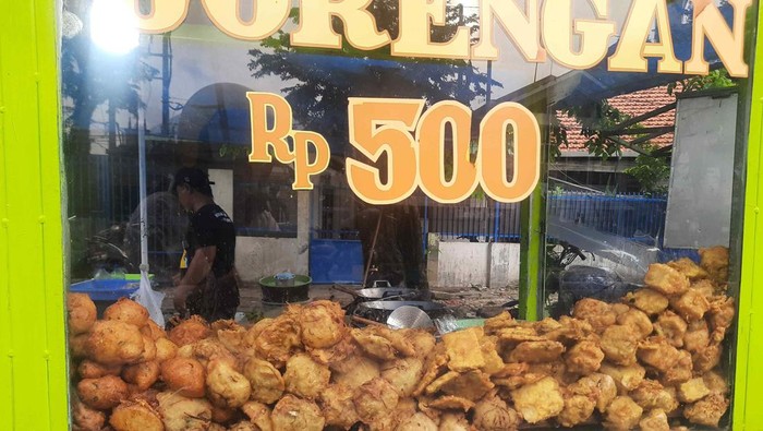 penjual gorengan saat minyak goreng naik