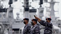 Kolonel Laut (P) Anton Pratomo (kiri) dan Letkol Laut (P) Primayantha (tengah) mengucapkan sumpah jabatan saat Upacara Peresmian dan Pengukuhan Komandan KRI dr Wahidin Sudirohusodo-991 serta KRI Golok-688 di Koarmada II, Surabaya, Jawa Timur, Jumat (14/1/2022).