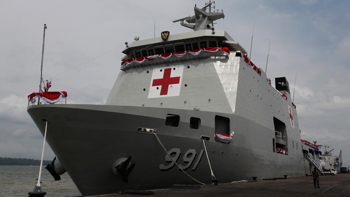 Kolonel Laut (P) Anton Pratomo (kiri) dan Letkol Laut (P) Primayantha (tengah) mengucapkan sumpah jabatan saat Upacara Peresmian dan Pengukuhan Komandan KRI dr Wahidin Sudirohusodo-991 serta KRI Golok-688 di Koarmada II, Surabaya, Jawa Timur, Jumat (14/1/2022). KRI dr Wahidin Sudirohusodo-991 yang dikomandani oleh Kolonel Laut (P) Anton Pratomo dan KRI Golok-688 yang dikomandani oleh Letkol Laut (P) Primayantha tersebut resmi memperkuat armada TNI Angkatan Laut. ANTARA FOTO/Didik Suhartono/rwa.