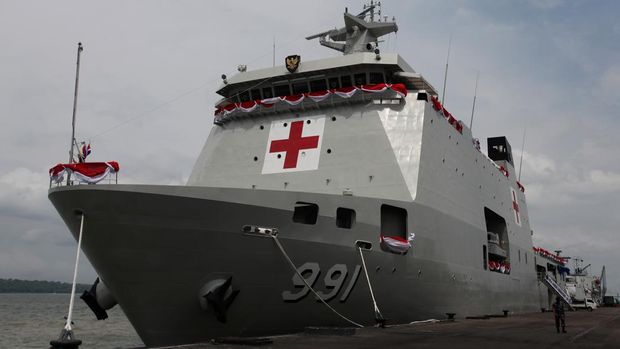 Kolonel Laut (P) Anton Pratomo (kiri) dan Letkol Laut (P) Primayantha (tengah) mengucapkan sumpah jabatan saat Upacara Peresmian dan Pengukuhan Komandan KRI dr Wahidin Sudirohusodo-991 serta KRI Golok-688 di Koarmada II, Surabaya, Jawa Timur, Jumat (14/1/2022). KRI dr Wahidin Sudirohusodo-991 yang dikomandani oleh Kolonel Laut (P) Anton Pratomo dan KRI Golok-688 yang dikomandani oleh Letkol Laut (P) Primayantha tersebut resmi memperkuat armada TNI Angkatan Laut. ANTARA FOTO/Didik Suhartono/rwa.