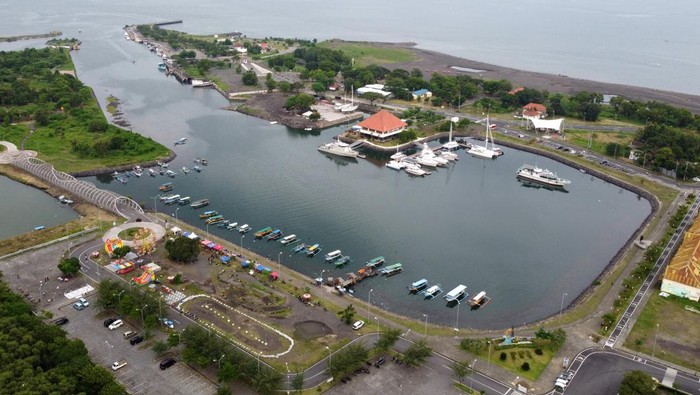 Kapal pesiar sandar di Pantai Marina Boom, Banyuwangi, Jawa Timur, Sabtu (14/1/2022). PT Pelindo mempercepat pembangunan Marina Boom Banyuwangi untuk menyambut dua event yakni Wonderful Sail Indonesia dan Fremantle to Boom yang akan digelar di Banyuwangi tahun ini. ANTARA FOTO/Budi Candra Setya/rwa.