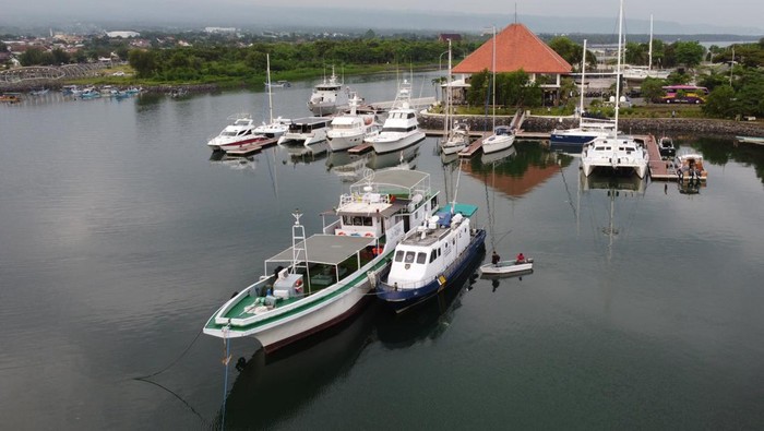 PERSIAPAN DERMAGA KAPAL PESIAR MARINA BOOM BANYUWANGI Kapal pesiar sandar di Pantai Marina Boom, Banyuwangi, Jawa Timur, Sabtu (14/1/2022). PT Pelindo mempercepat pembangunan Marina Boom Banyuwangi untuk menyambut dua event yakni Wonderful Sail Indonesia dan Fremantle to Boom yang akan digelar di Banyuwangi tahun ini. ANTARA FOTO/Budi Candra Setya/rwa.