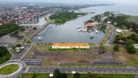 Foto udara kapal pesiar sandar di Pantai Marina Boom, Banyuwangi, Jawa Timur, Sabtu (14/1/2022).