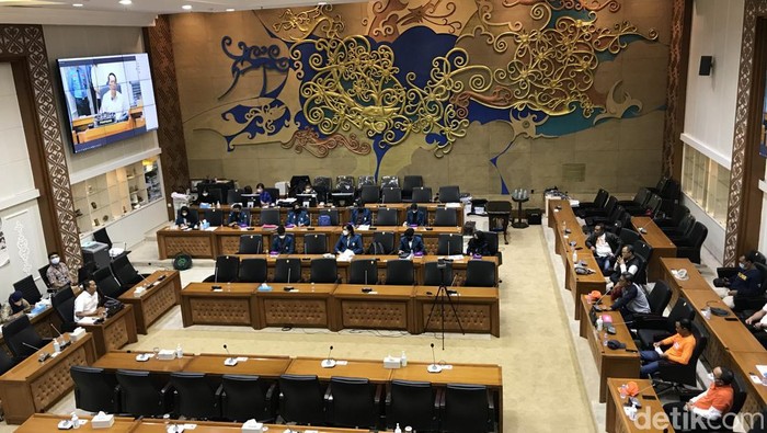 Perwakilan massa buruh audiensi dengan Baleg DPR