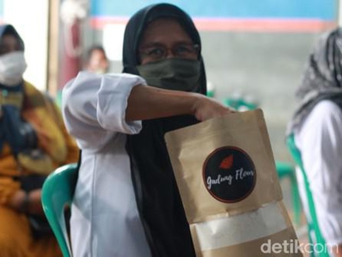 Peserta menunjukan produk berbahan baku umbi gadung yang sudah dikemas.