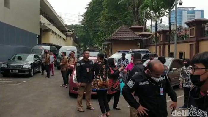 Polisi berhamburan keluar Mabes Polri dampak gempa M 4,7 (Adhyasta Dirgantara/detikcom)