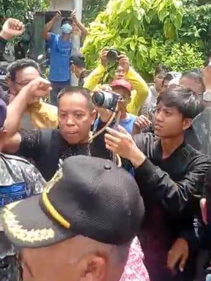 Video polisi dihalau saat hendak masuk sebuah kompleks pondok pesantren di Jombang, beredar luas. Dalam video tampak puluhan massa yang menghalau polisi.