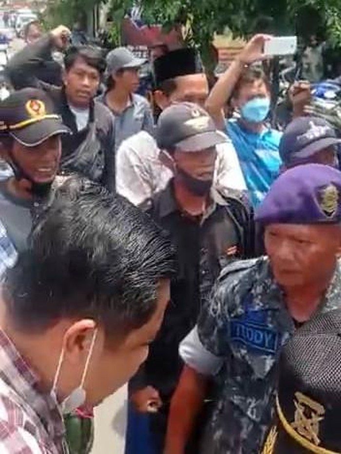 Video polisi dihalau saat hendak masuk sebuah kompleks pondok pesantren di Jombang, beredar luas. Dalam video tampak puluhan massa yang menghalau polisi.
