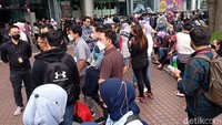 Warga tampak sibuk mencari tahu informasi tentang gempa.
