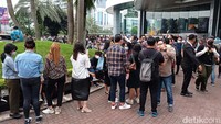 Para karyawan berlarian ke luar menyelamatkan diri ketika gempa M 6,7 ini mengguncang Jakarta. 