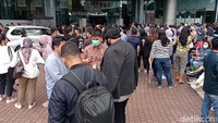 Pusat gempa berada di laut pada kedalaman 10 km.